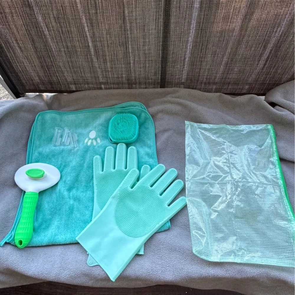 Brand new Green Pet Bath Kit (8 pcs)